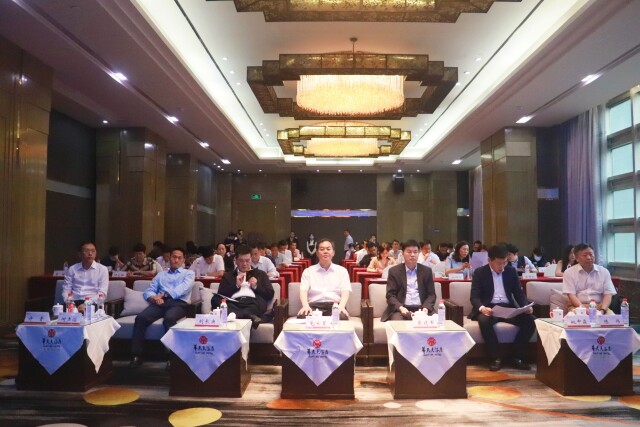 老哥网出席湖南异地商会结合会金融照拂委员会成立大会(图1)