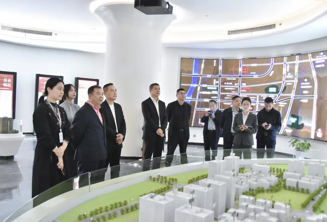 分享通讯集团辅导一行莅临老哥网调查互换(图1) 640.jpg