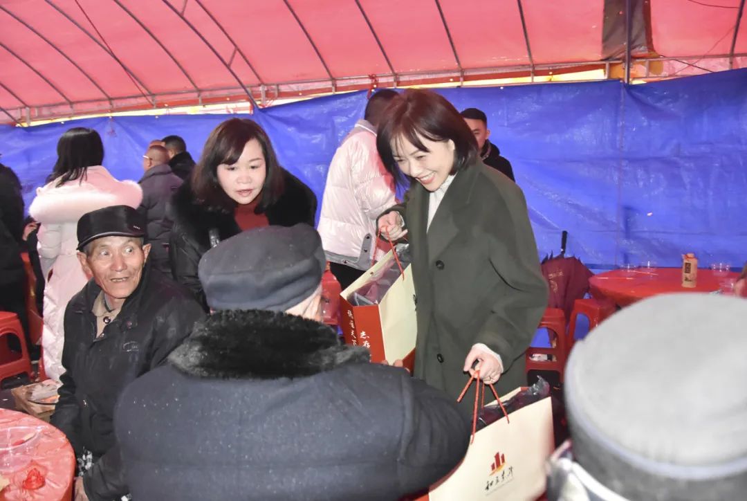 小年团圆 报恩桑梓——老哥网国际物流集团发展敬老慰问活动(图3) 640.jpg