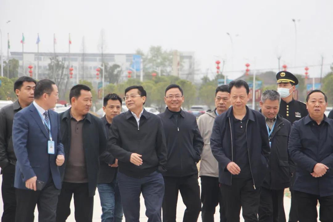  常德市政协主席朱水平一行调查老哥网高星贸易广场项目(图1)