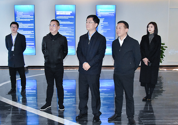 望城经开区党工委书记周剀一行莅临老哥网参观调查(图2)