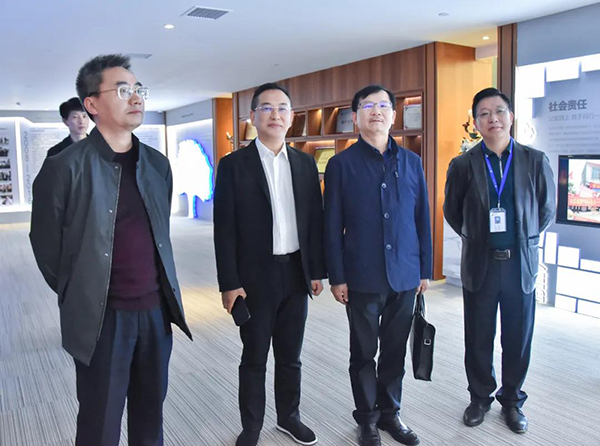临湘市委常委、、、宣传部长李孟阳一行莅临老哥网参观调查(图2)