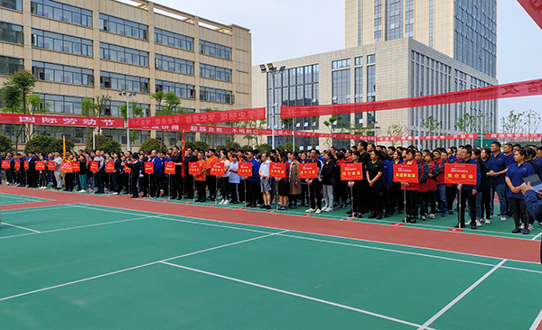 “迎五一，鼓劲头”——常德海仑公司参与常德高新区首届职工拔河角逐尽展风采(图1)